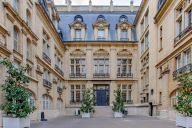 Une vaste cour pavée au charme classique, parfaite pour vos accueils ou moments de convivialité en extérieur. | © Espace Hamelin